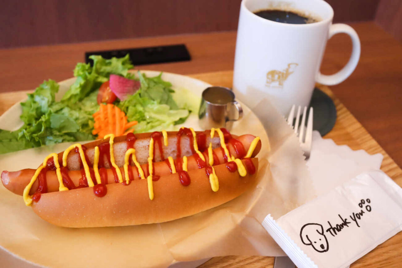 MR. HIPPO COFFEE 下高井戸駅前店のホットドッグプレーン セット 790円 ドリンクLサイズ変更 100円