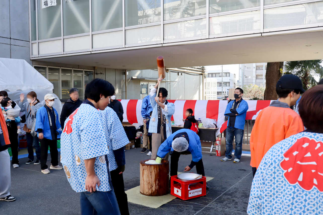 下高井戸もちつき大会2025の餅つきの様子