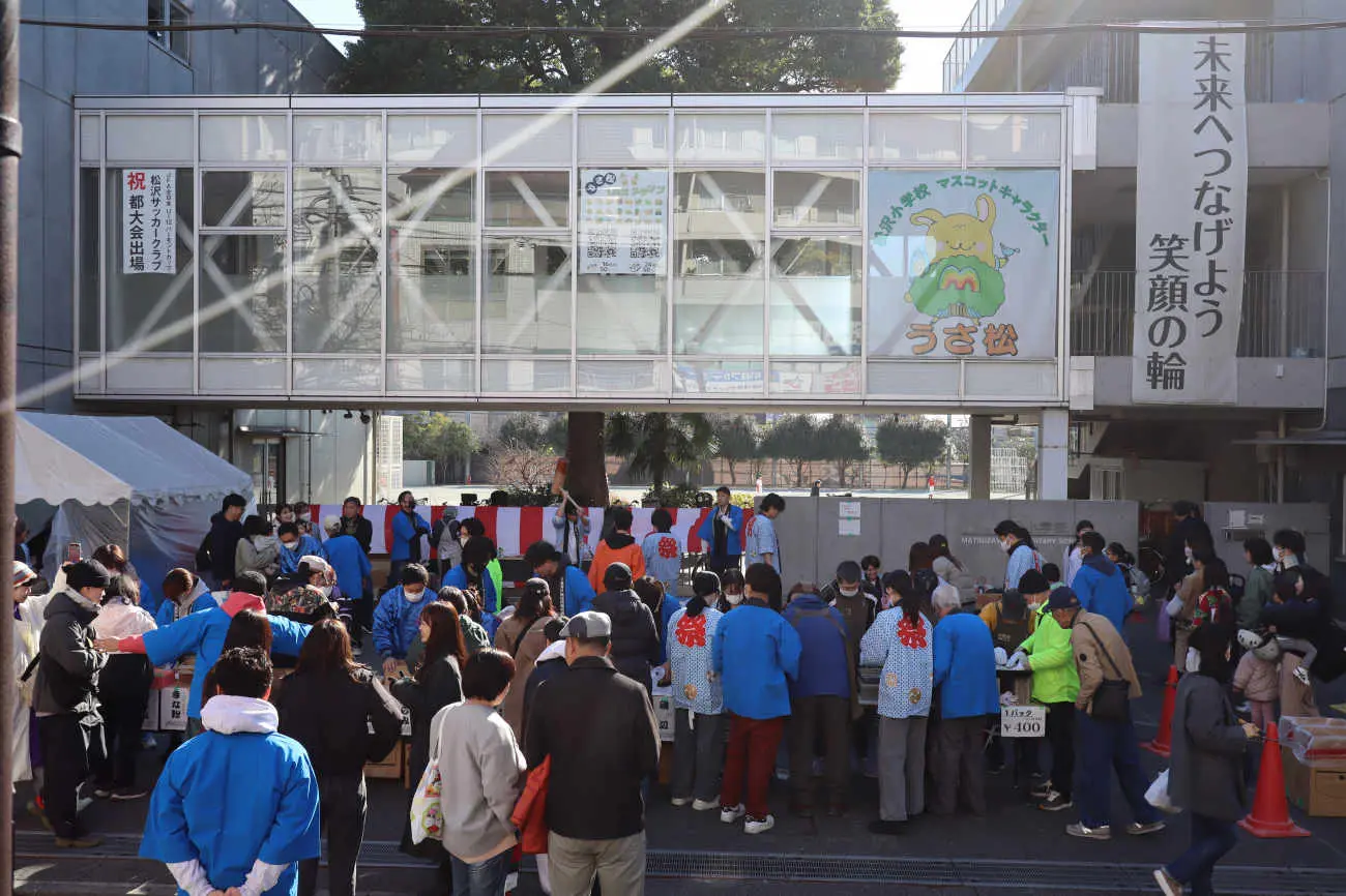 つきたてのお餅を食べよう！日大通り「もちつき大会2025」が開催
