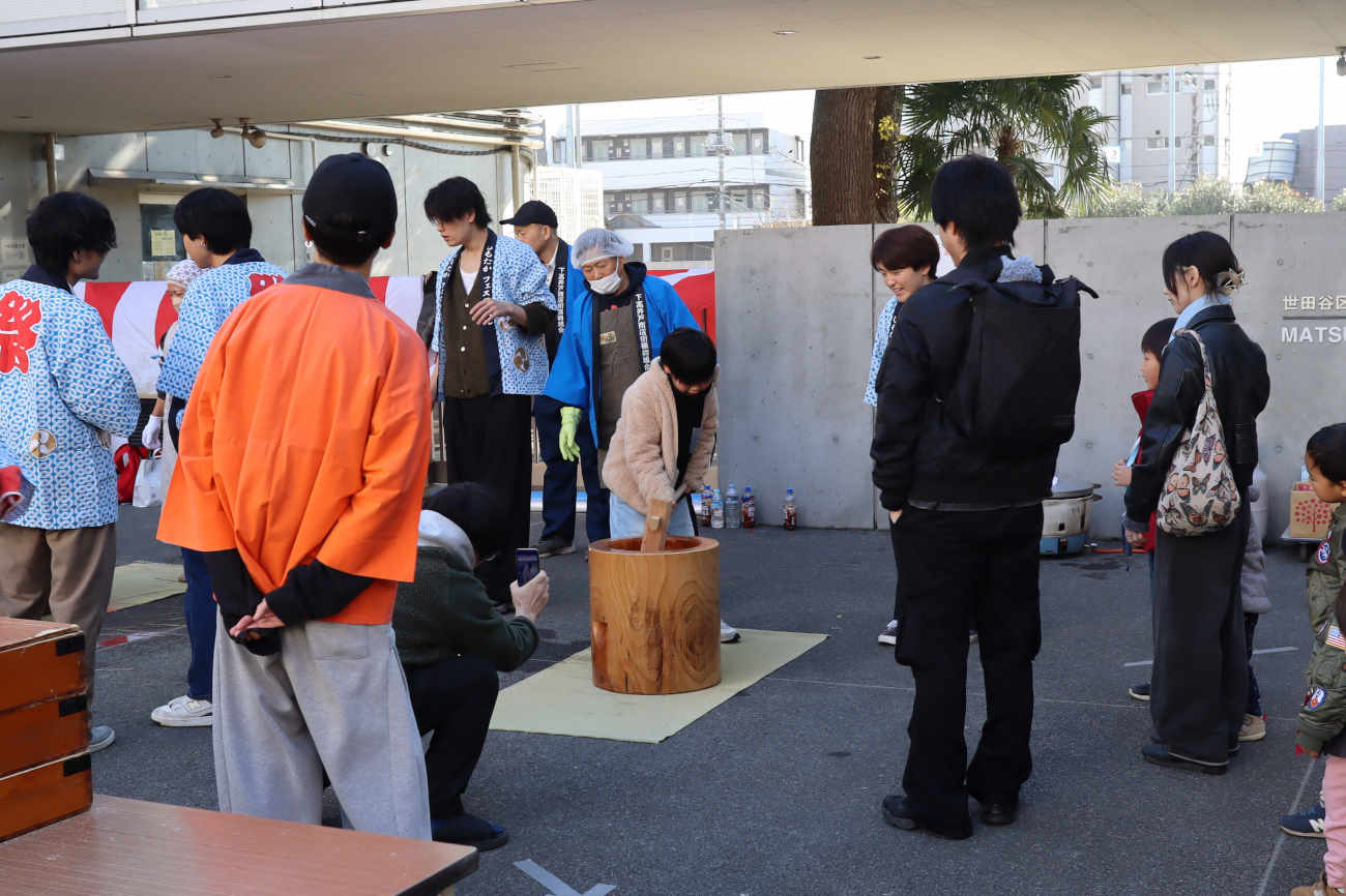 下高井戸もちつき大会2025の子供餅つき