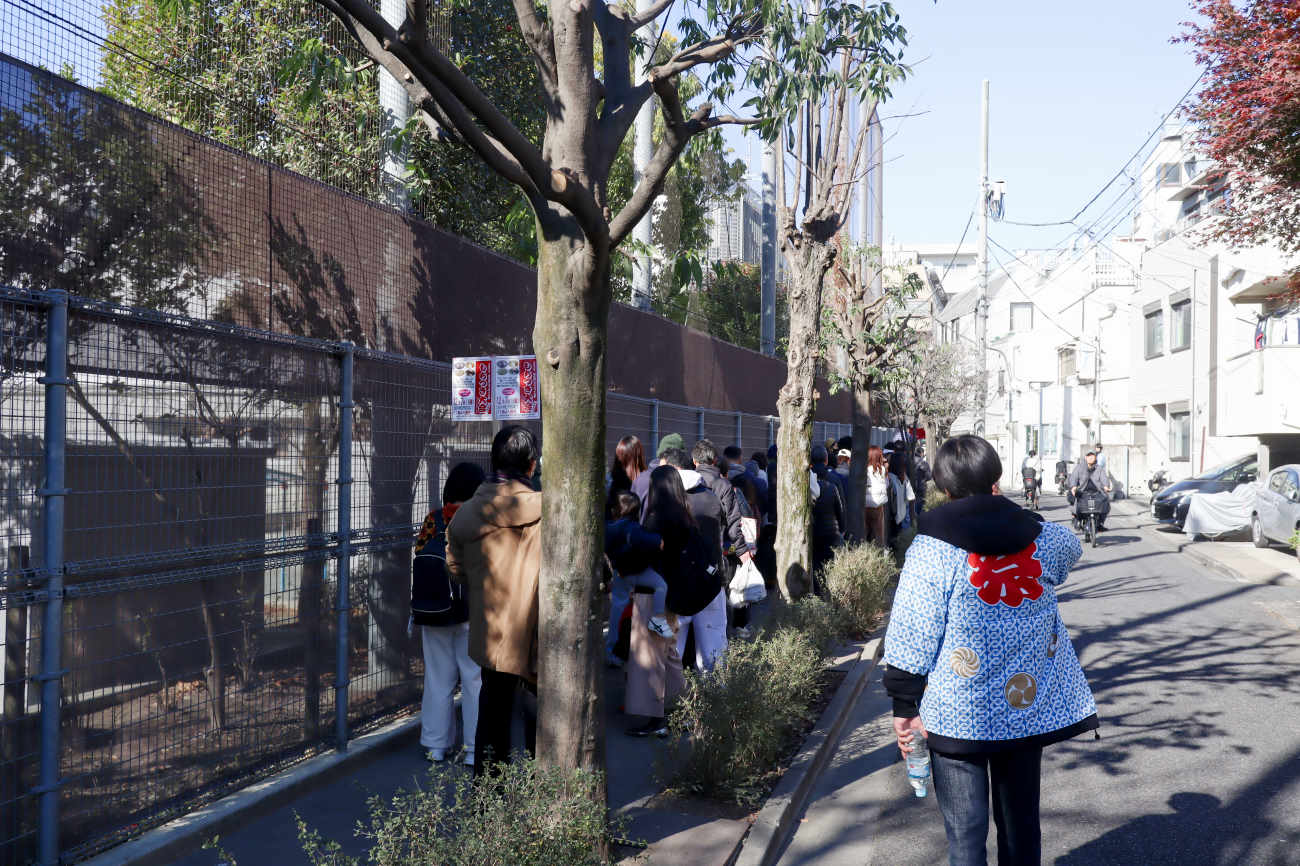 下高井戸もちつき大会2025の行列