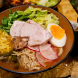 【台湾カフェ MEILI】羊肉好きを虜にする「ラム出汁拉麺」の衝撃！蜂蜜レモンビールと合わせる台湾の味