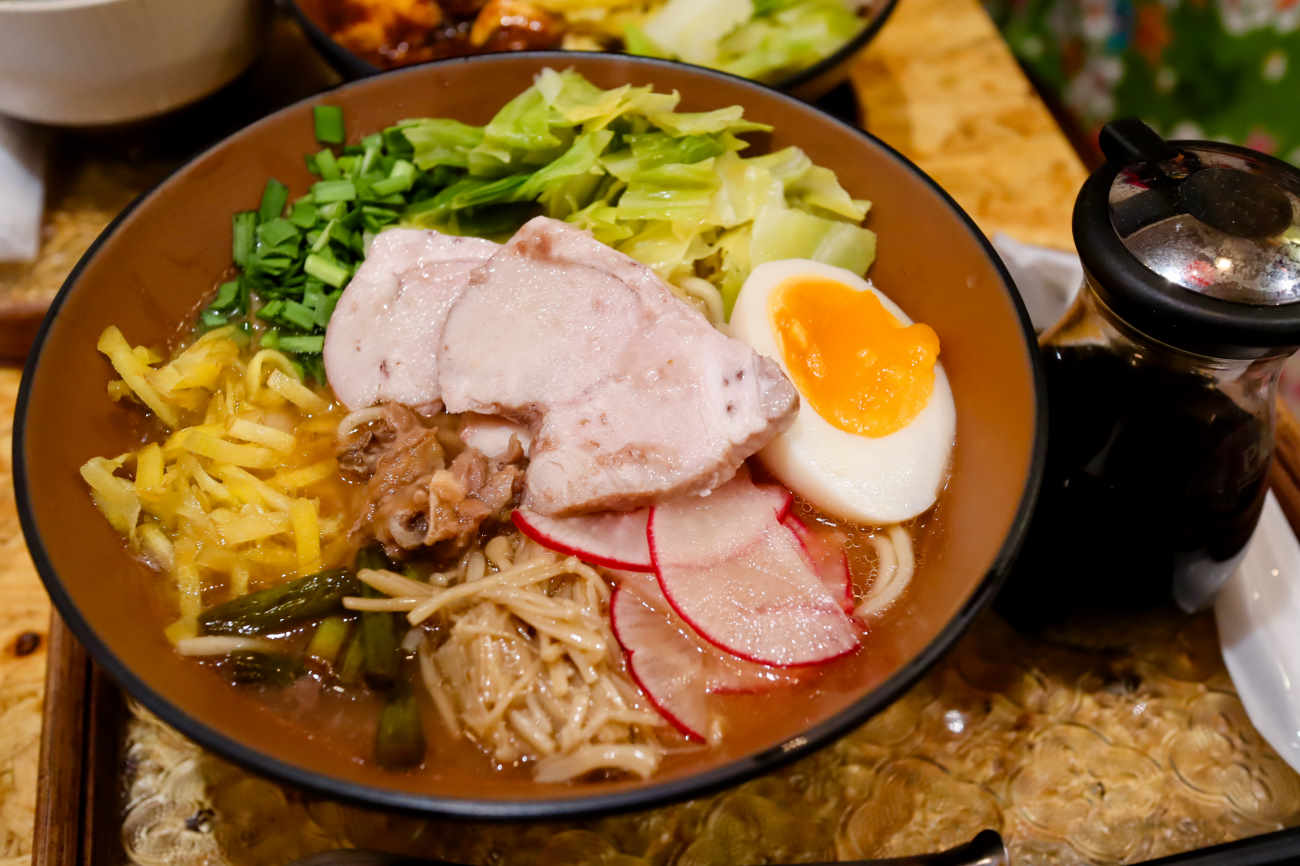 下高井戸 台湾カフェ MEILIのラム出汁とトマトのあったか拉麺 1,400円