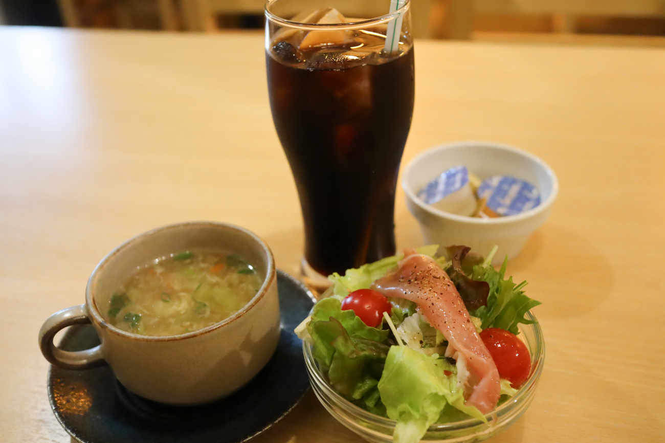 隠れ家イタリアン肉バル La Carne 下高井戸本店のサラダとスープとアイスコーヒー