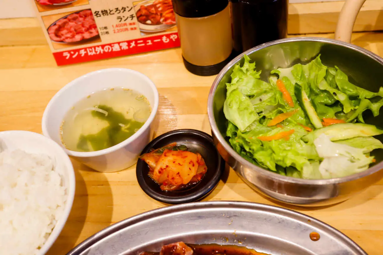 煙力 下高井戸店のご飯、スープ、キムチ、サラダ