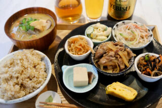 【キッチン さいとり】玄米とたっぷりおばんざいに大満足！心とお腹を満たす至福の生姜焼きランチ