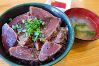 【どどん】大盛りご飯＆極厚かつおのたたき丼の香ばしさに溺れる