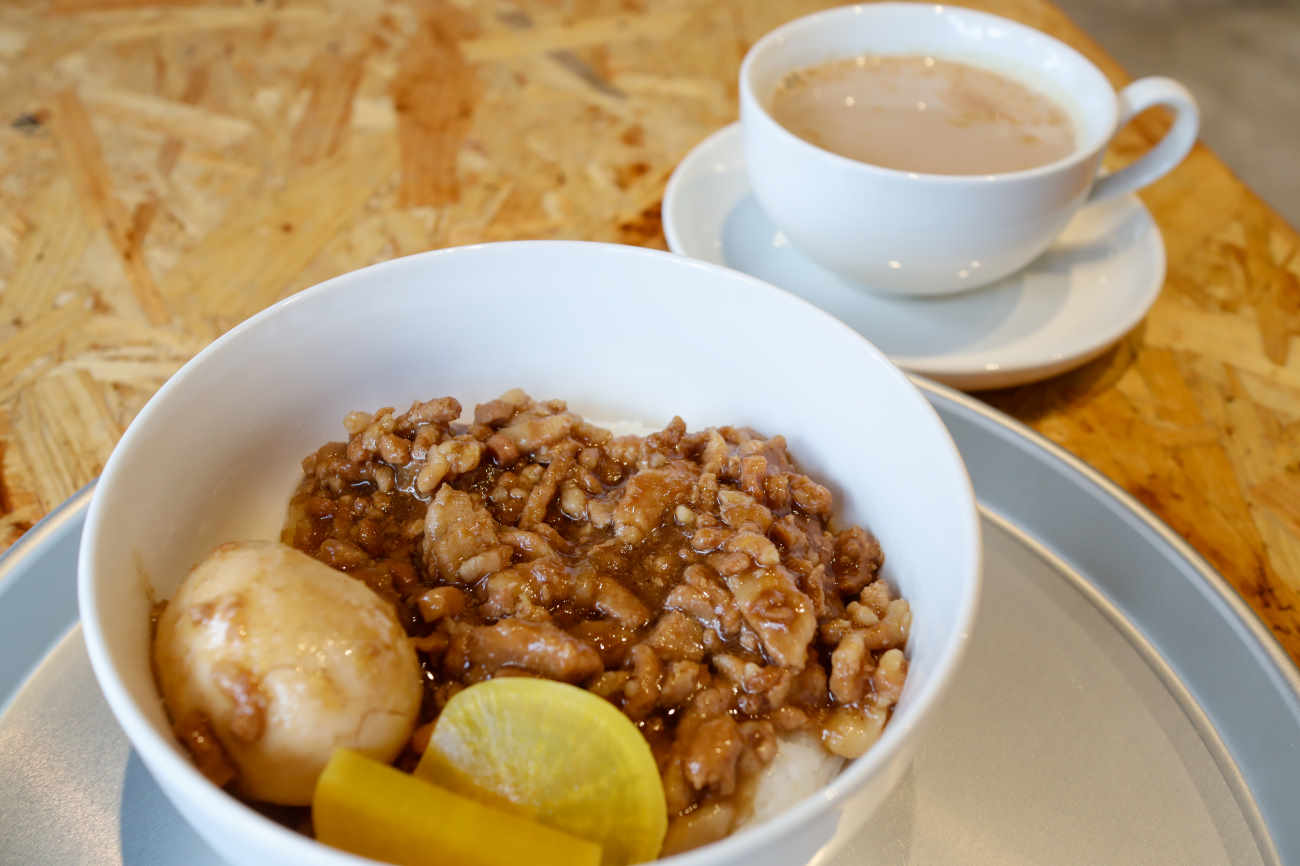 豆漿日和 下高井戸店の魯肉飯 950円 豆乳ラテ 693円