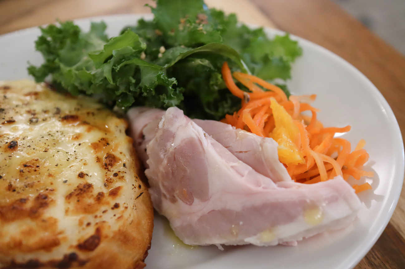 下高井戸 HEIM Coffeeのケールサラダ、キャロットラペ、自家製ハム