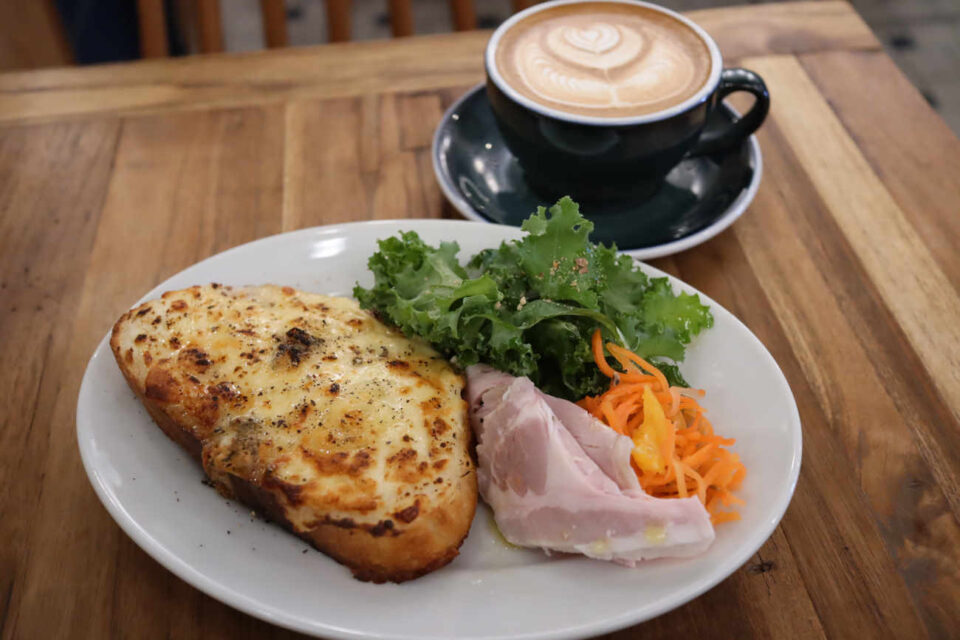 下高井戸 HEIM Coffeeの3種のチーズと蜂蜜のクロックムッシュトースト 1,408円 カフェラテ 550円