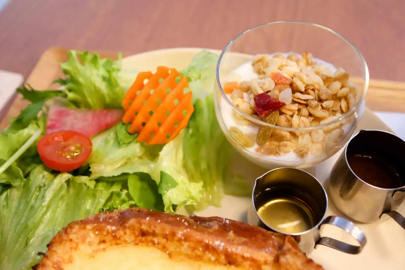 下高井戸 Mr. Hippo Coffeeのサラダとヨーグルト