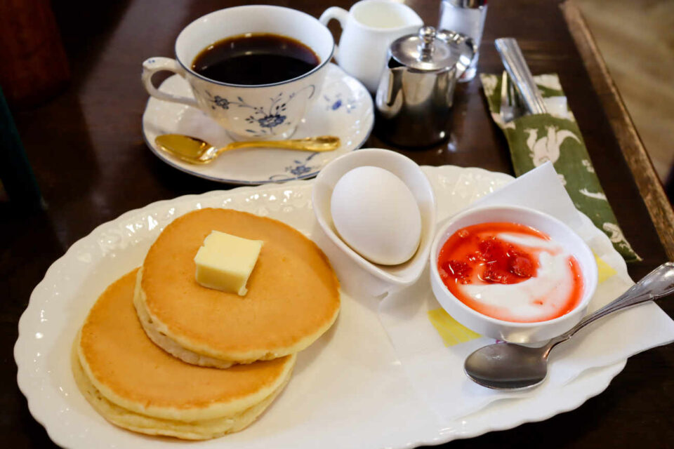下高井戸 カフェ・コロラドのホットケーキ 650円 ゆでたまご 60円