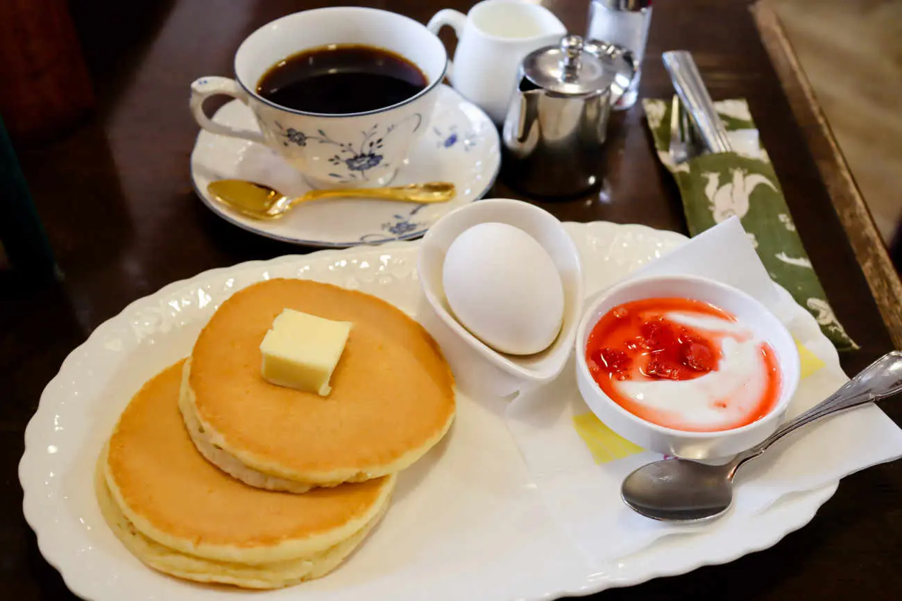 下高井戸 カフェ・コロラドのホットケーキ 650円 ゆでたまご 60円