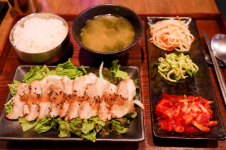 【韓国料理ハニャン】期間限定！ガツンと香るニンニクソースが絶品！「マヌルポッサム」ランチ