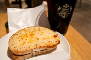 【スタバ Olive LOUNGE】銀行とカフェが融合した次世代空間！朝限定のお得な絶品クロックムッシュで優雅なモーニングタイム