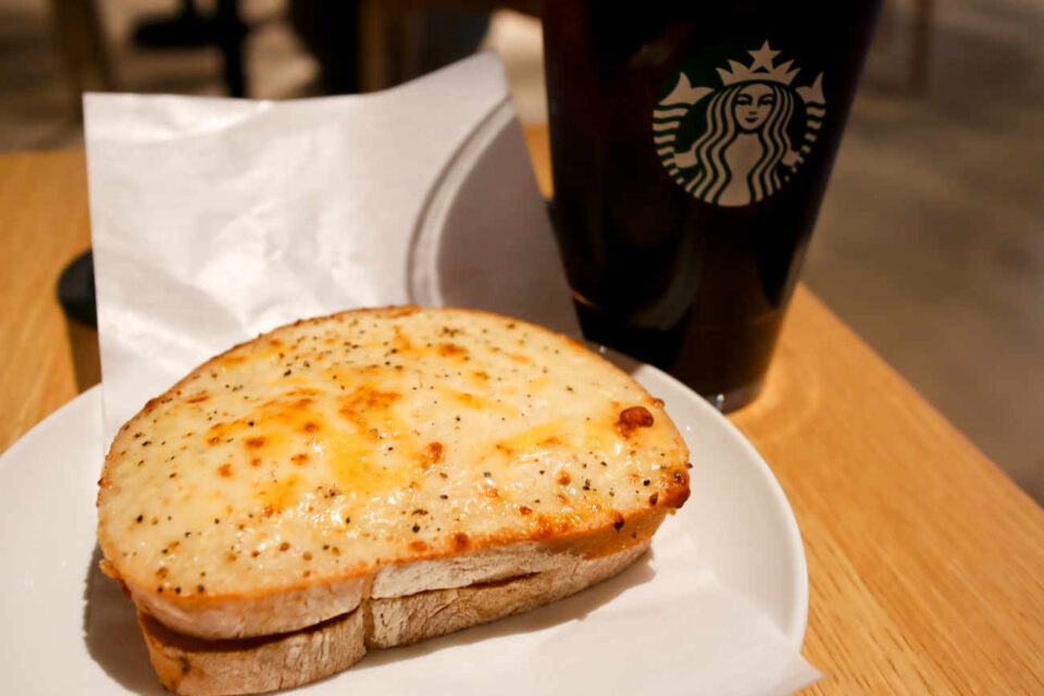スターバックスコーヒー Olive LOUNGE 下高井戸店のアイスコーヒー グランデ 485円 クロックムッシュ 399円