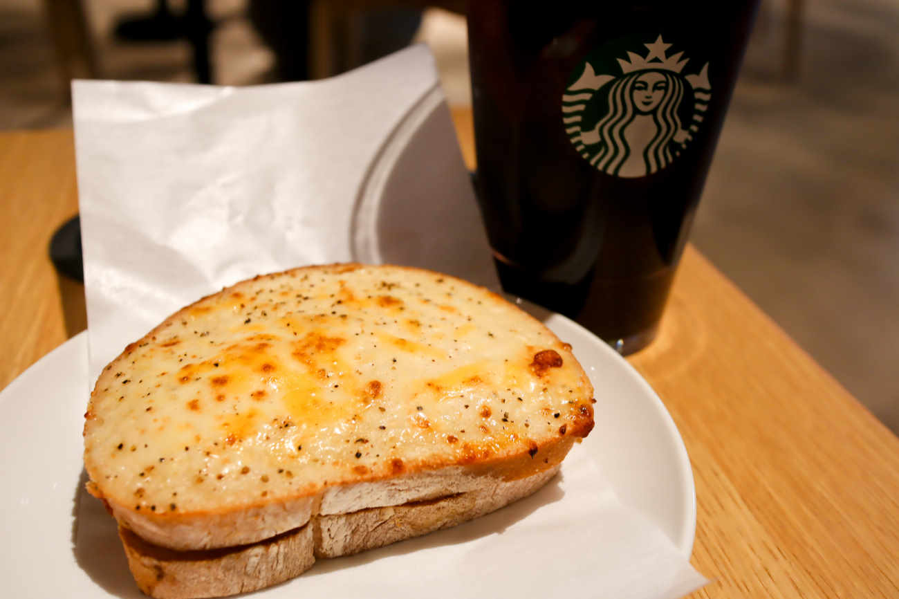 スターバックスコーヒー Olive LOUNGE 下高井戸店のアイスコーヒー グランデ 485円 クロックムッシュ 399円
