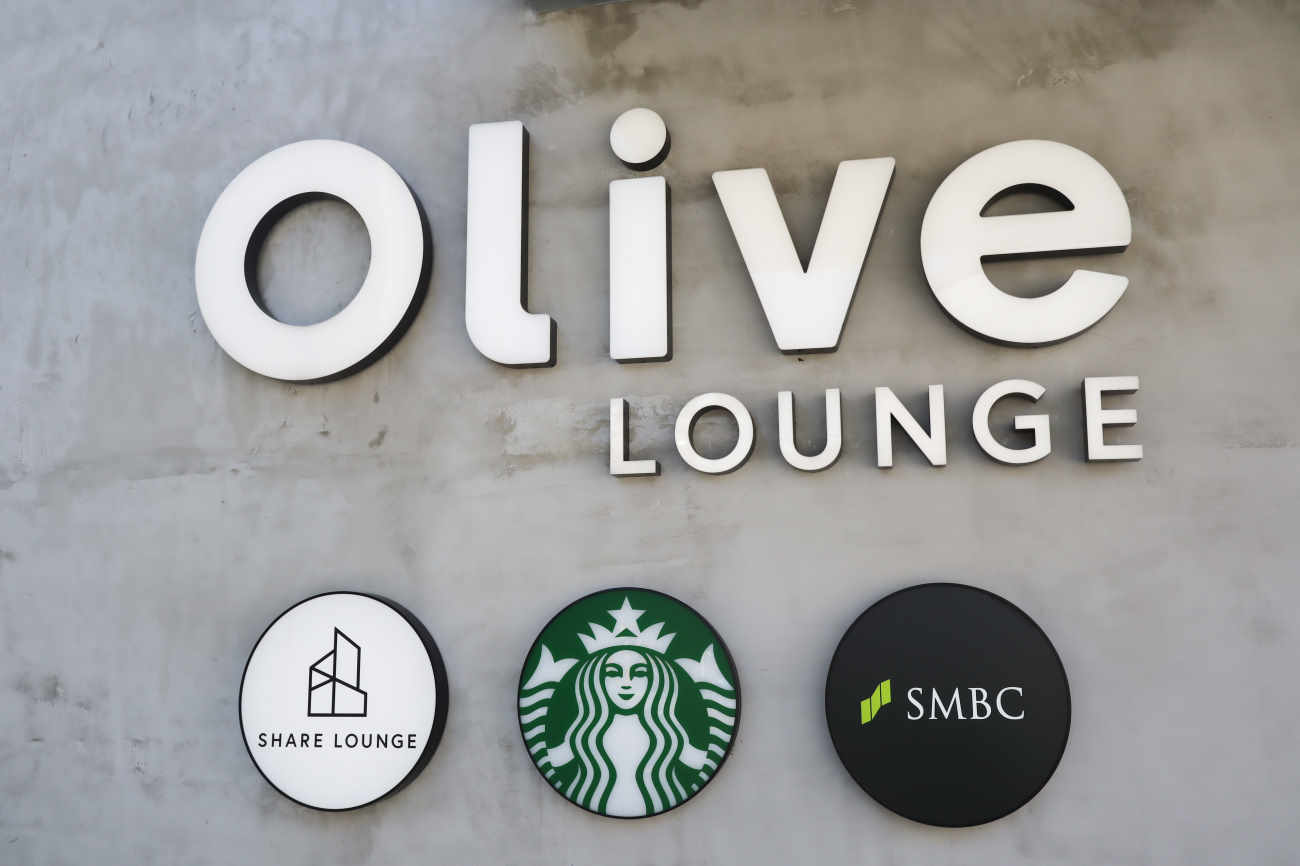 スターバックスコーヒー Olive LOUNGE 下高井戸店の入り口