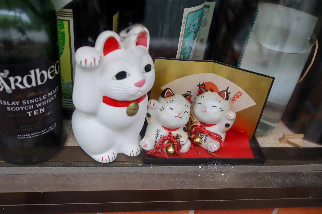 下高井戸 酒場食堂ケムマキ燻の招き猫