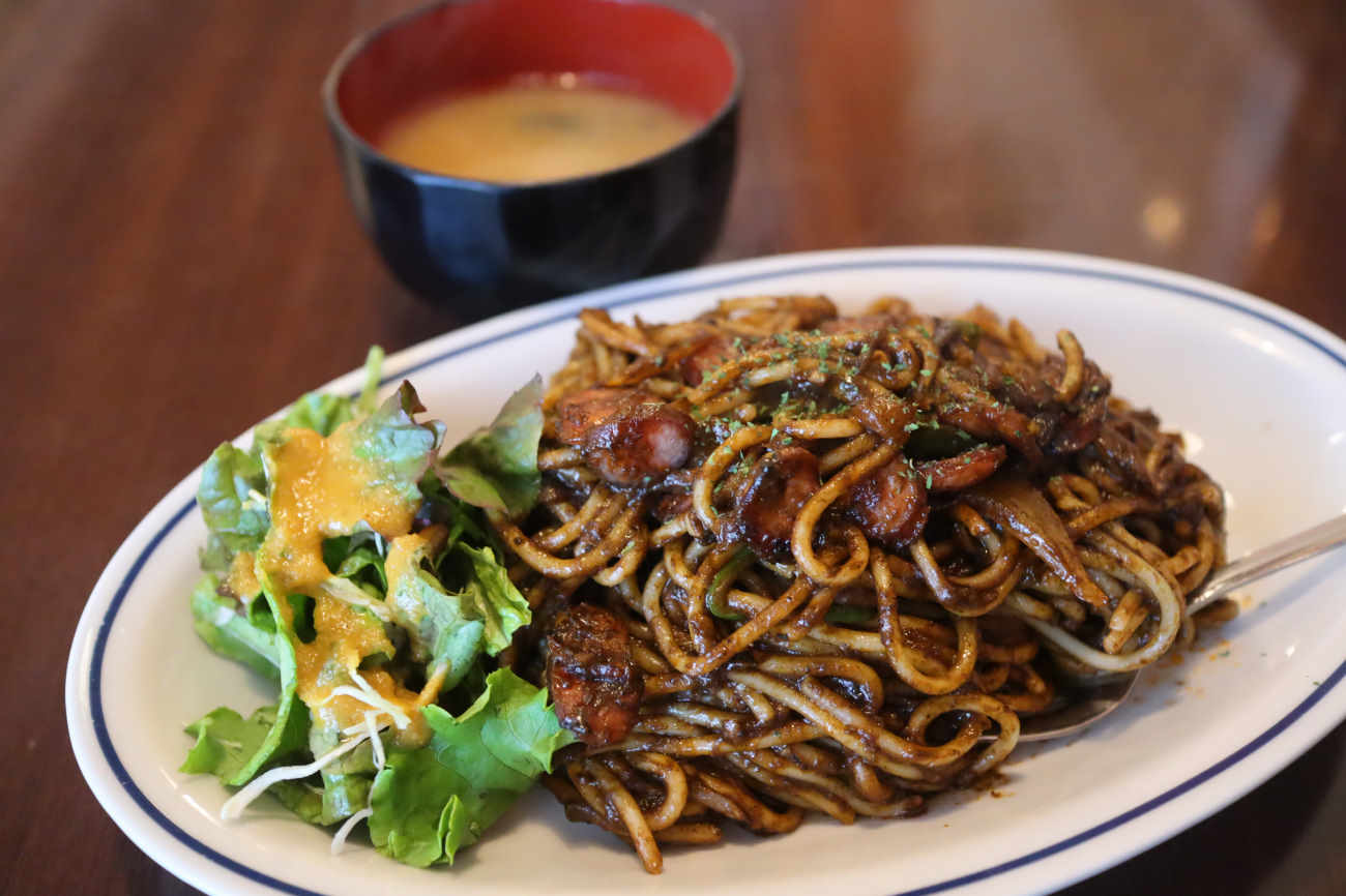 下高井戸 酒場食堂ケムマキ燻のイカスミブラックナポリタン 950円