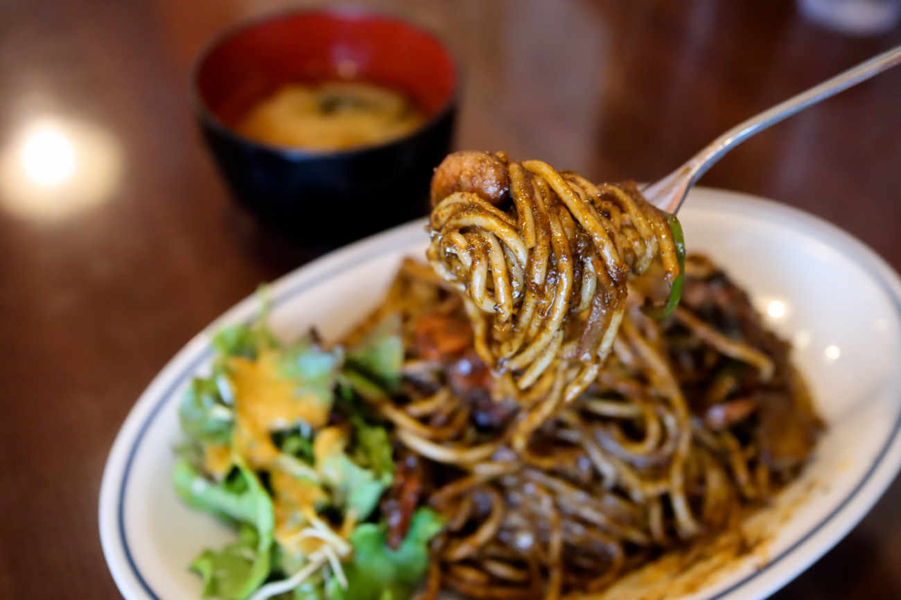 下高井戸 酒場食堂ケムマキ燻のイカスミブラックナポリタンのリフト