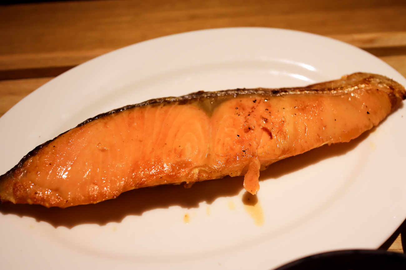 下高井戸 居酒屋おふろの鮭の塩焼き