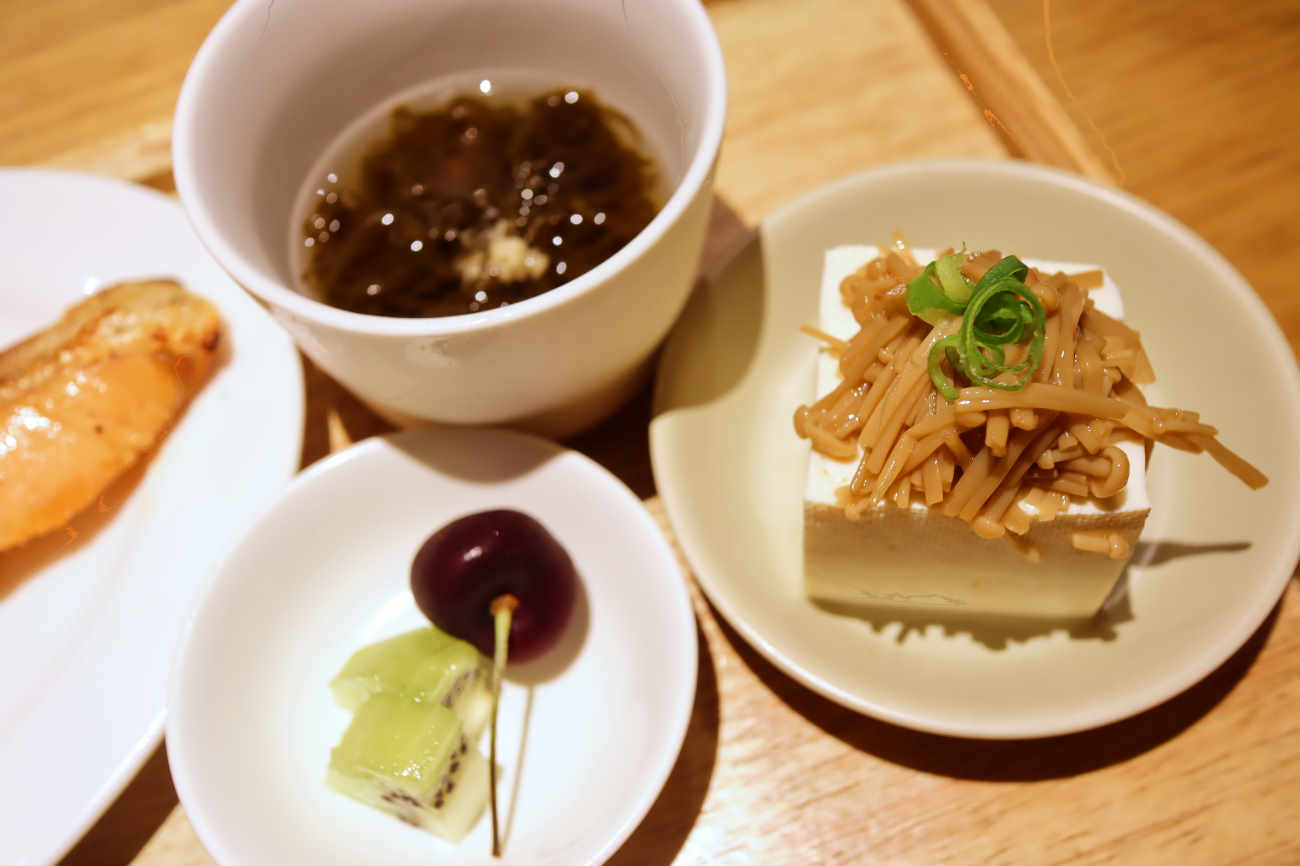 下高井戸 居酒屋おふろの冷ややっこ、もずく、果物