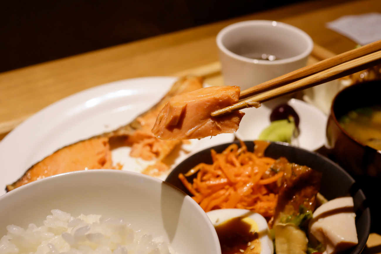 下高井戸 居酒屋おふろの鮭の塩焼きの身