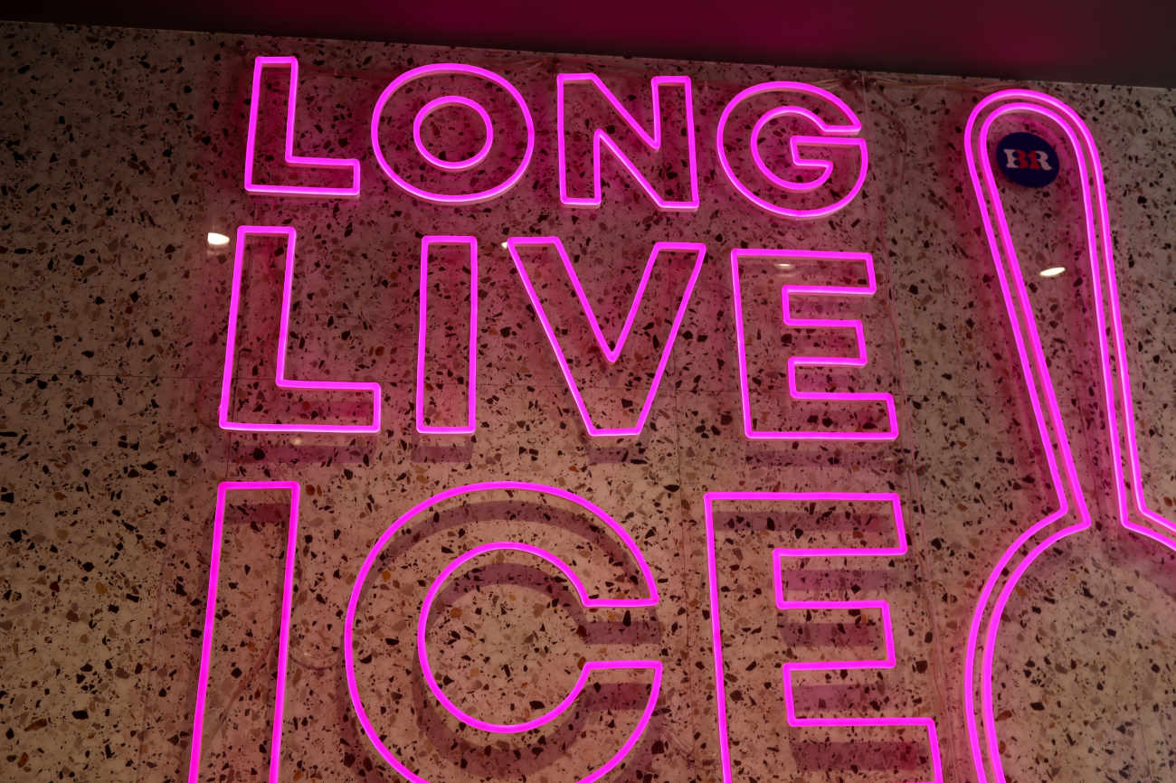 サーティワンアイスクリーム 下高井戸店のLong Live Ice Creamネオン