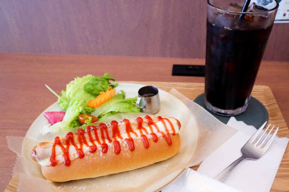 MR. HIPPO COFFEE 下高井戸店のチーズドックセット 820円 ドリンクLサイズ変更＋100円