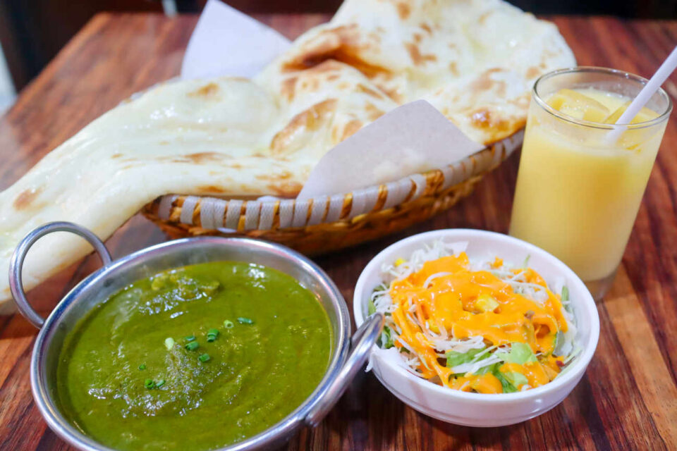 下高井戸 インドネパール料理ミランのほうれん草チキンカレー 990円