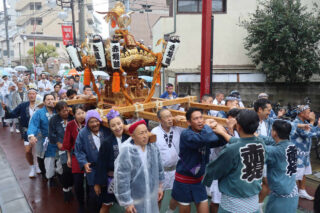 六所神社 例大祭2026 は雨の中開催