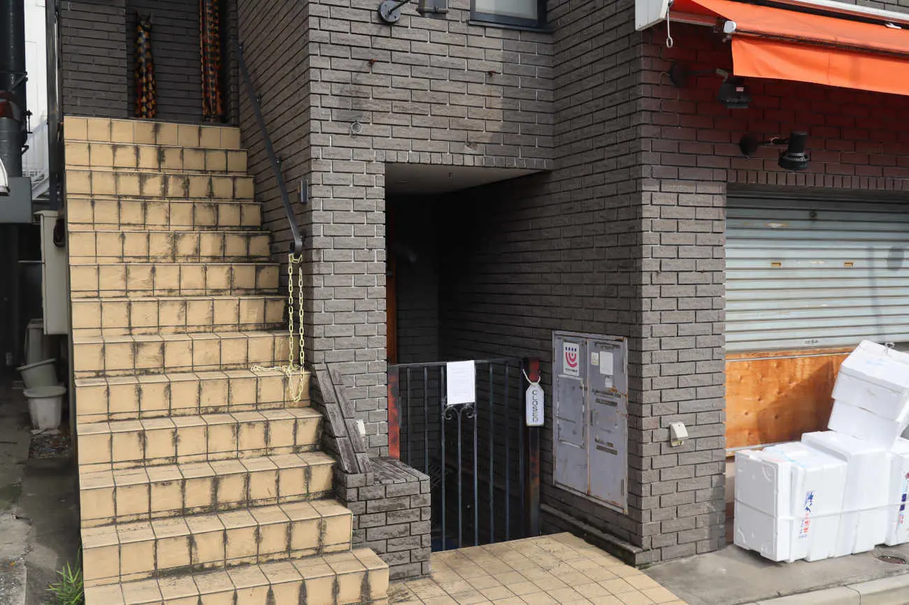 下高井戸 無国籍料理一風の閉店後の外観