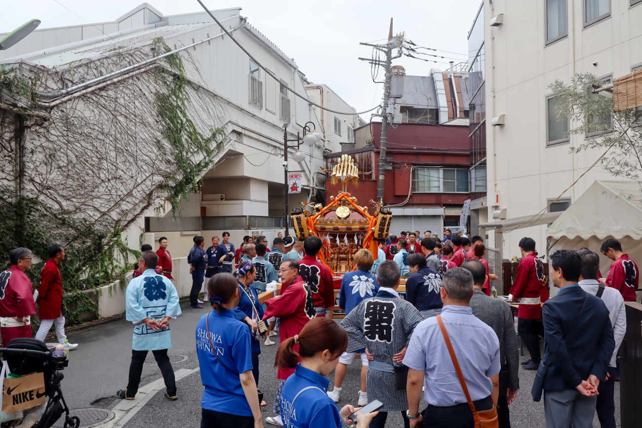 菅原神社例大祭2026のお神輿 昭和信金前