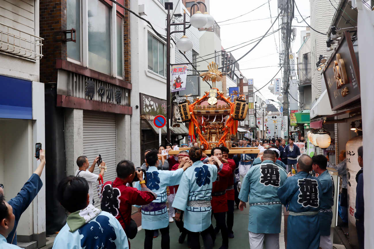 菅原神社例大祭2026のお神輿が下高井戸商店街を通る