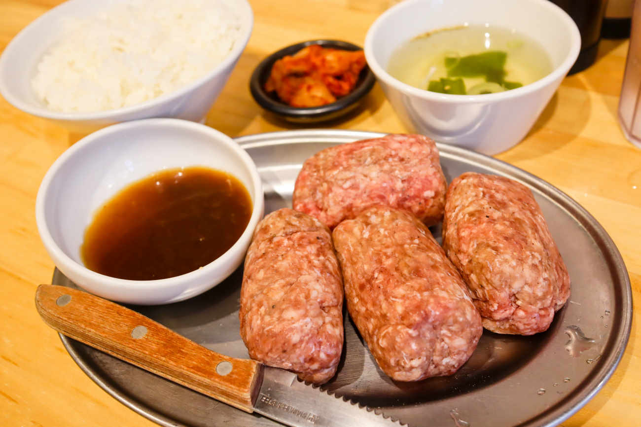 煙力 下高井戸店のごろっと”肉”バーグランチ 320g 1,870円