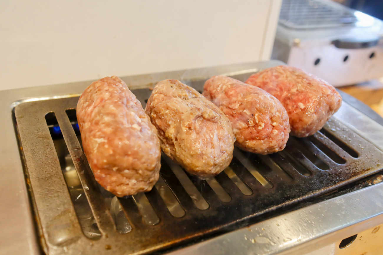 煙力 下高井戸店のハンバーグ on 焼肉ロースター