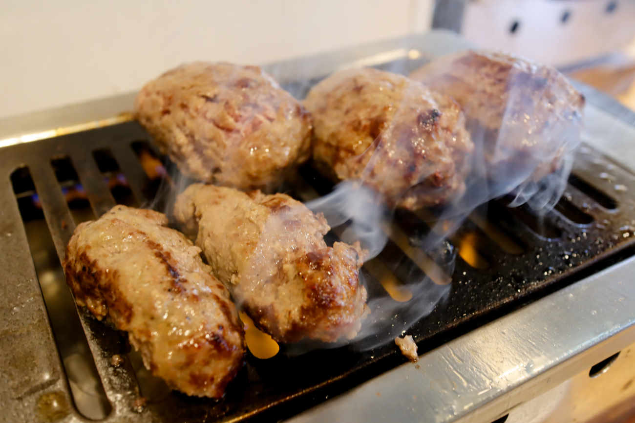 煙力 下高井戸店の牛肉ハンバーグ焼き上がり