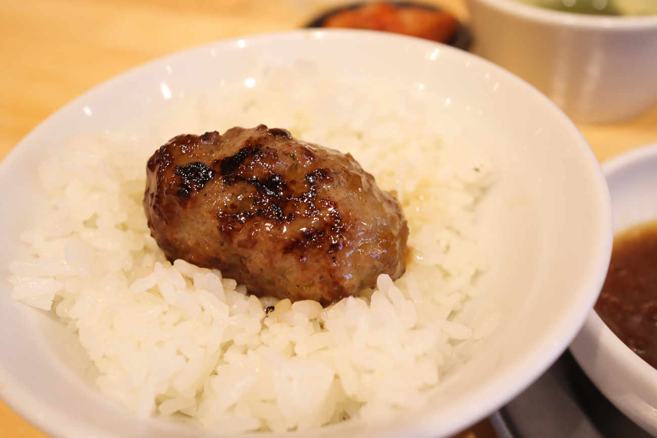 煙力 下高井戸店の牛肉ハンバーグ on ライス