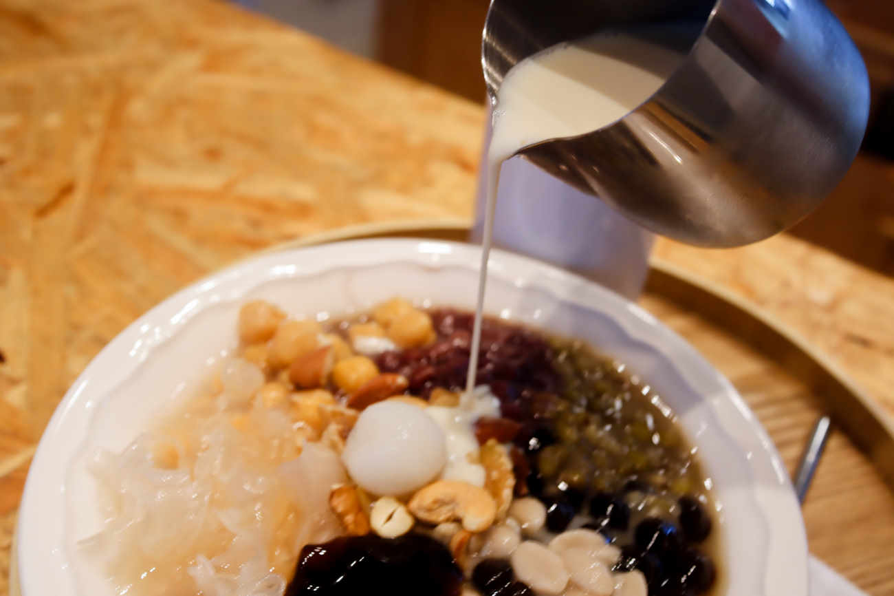 豆漿日和下高井戸店の豆花に豆乳シロップをかける