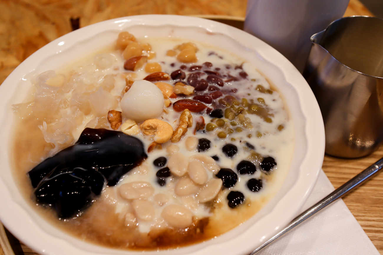 豆漿日和下高井戸店の豆花に豆乳シロップをかけた後