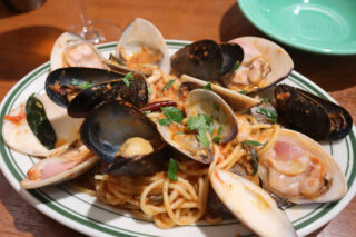 【フィエロ】秋なすの麻辣パスタと魚介たっぷりペスカトーレをオレンジワインと【下高井戸】